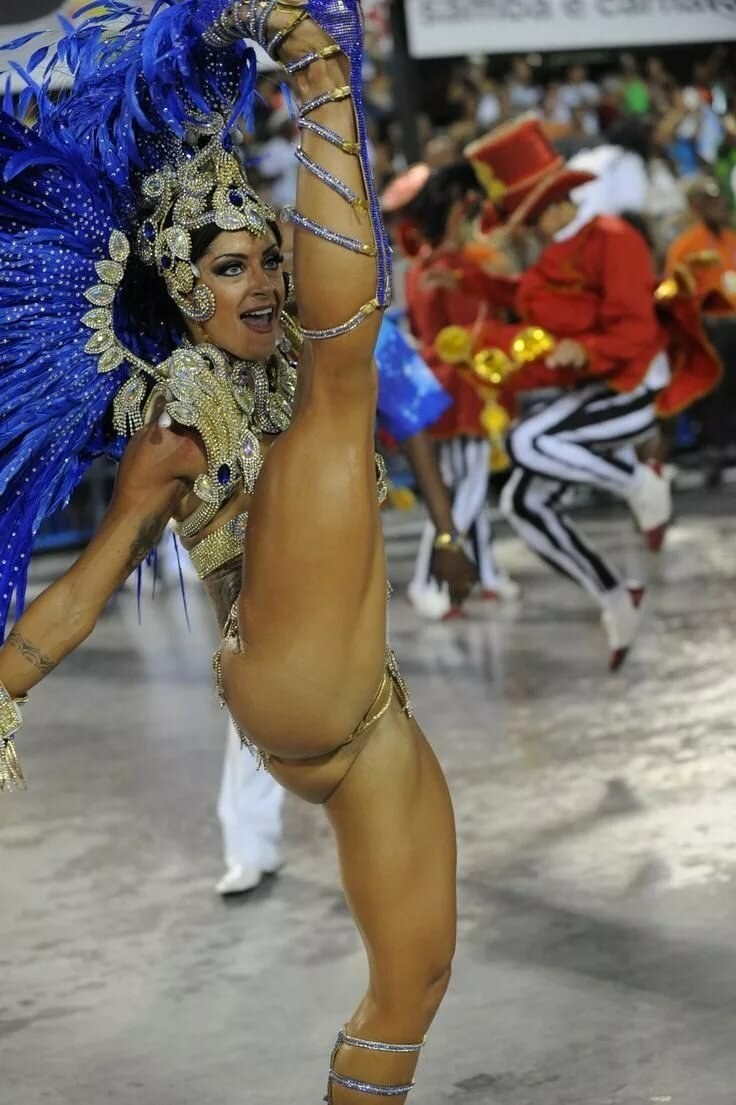 Aline Riscado на карнавале