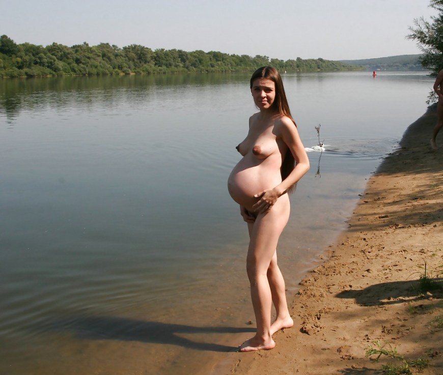 Беременная голая на речке