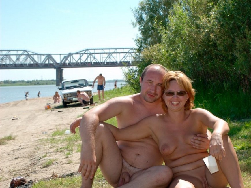Голые зрелые пары на природе