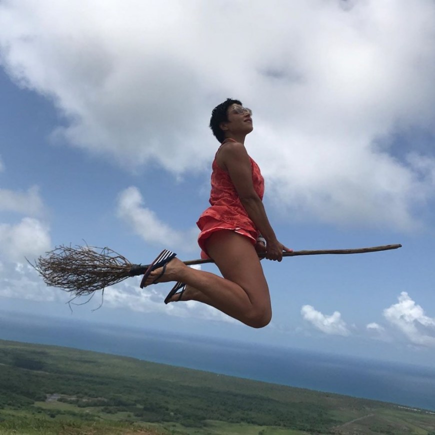 Девушка на метле