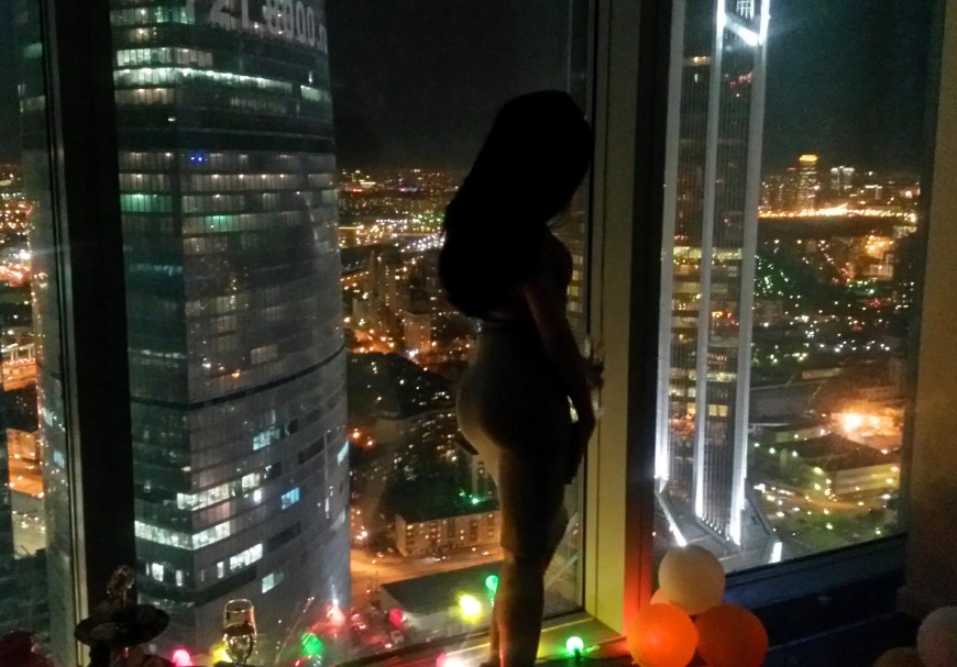 Девушка ночью в Москве