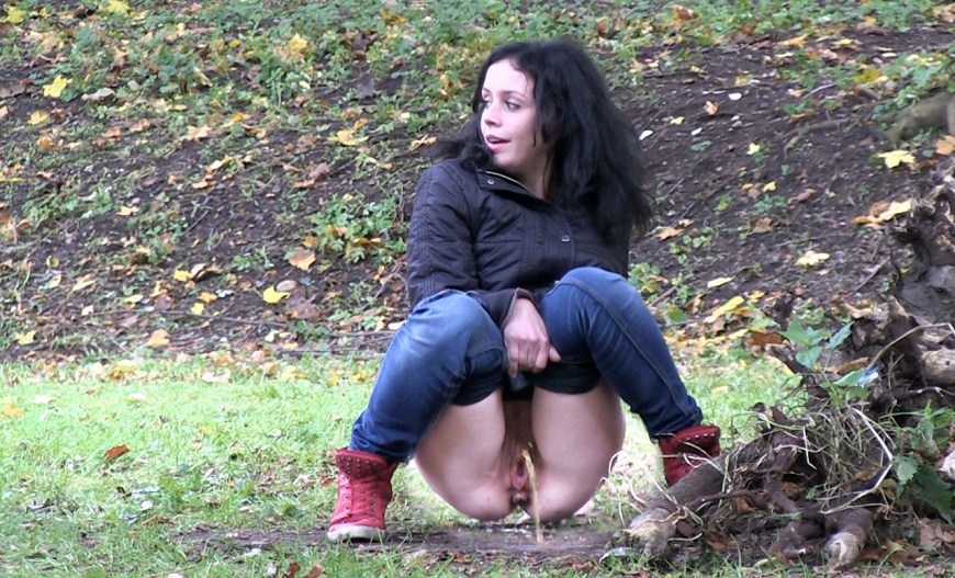 Писсинг на улице в кустах
