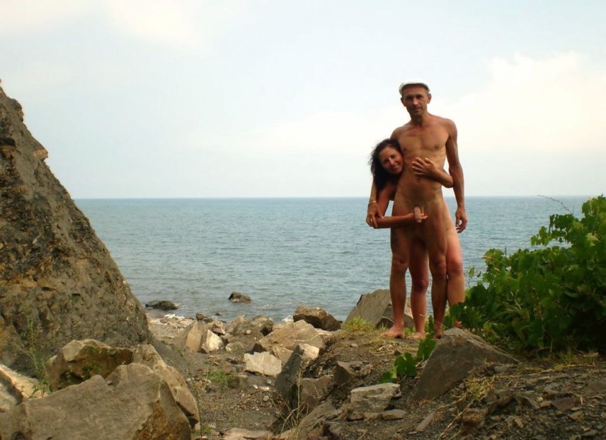 Голые мужчины на пляже в Крыму