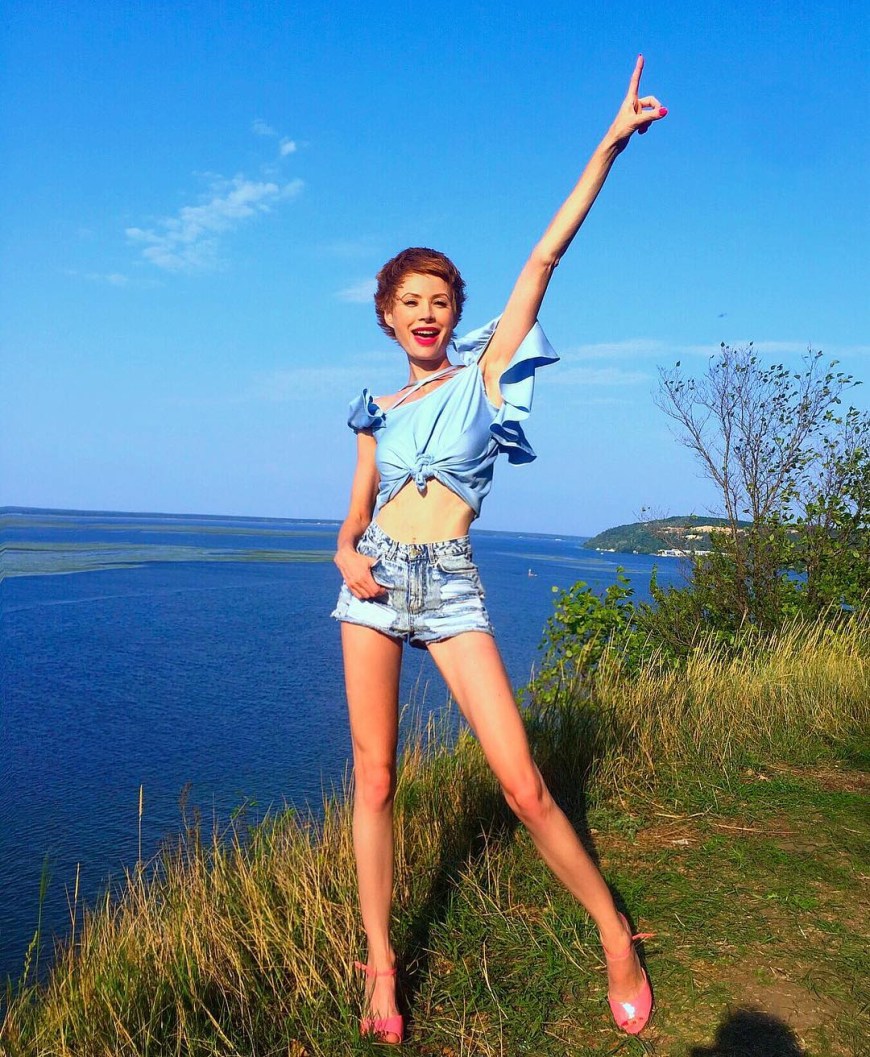 Елена-Кристина лебедь в купальнике