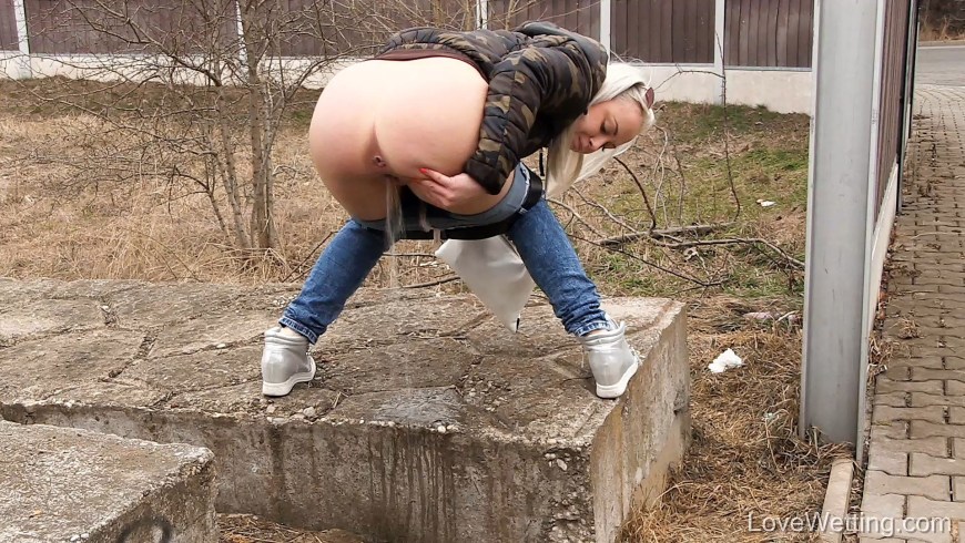 Женщины ссут за гаражами