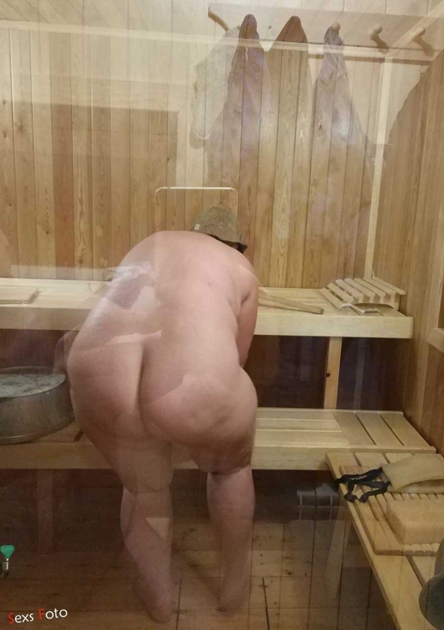 Пожилые женщины моются в бане