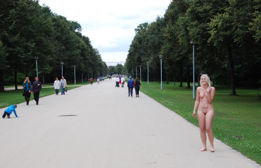 Прогулка голышом по Москве