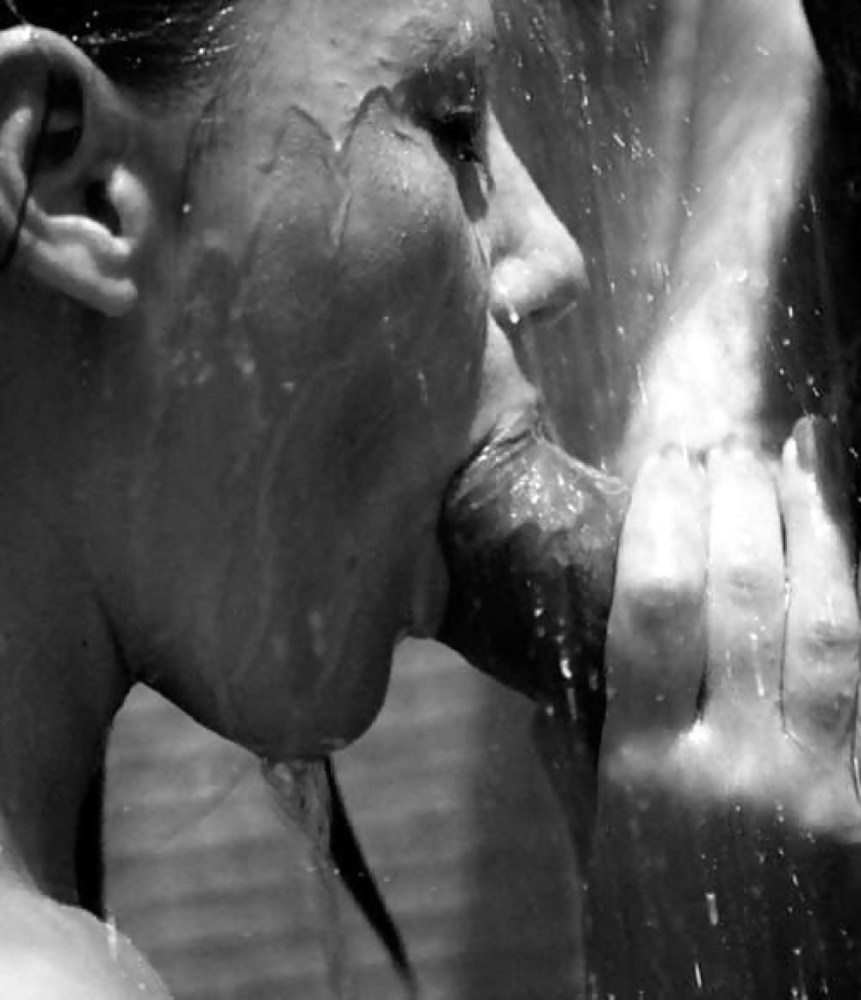 Трах в ванной в черно белом