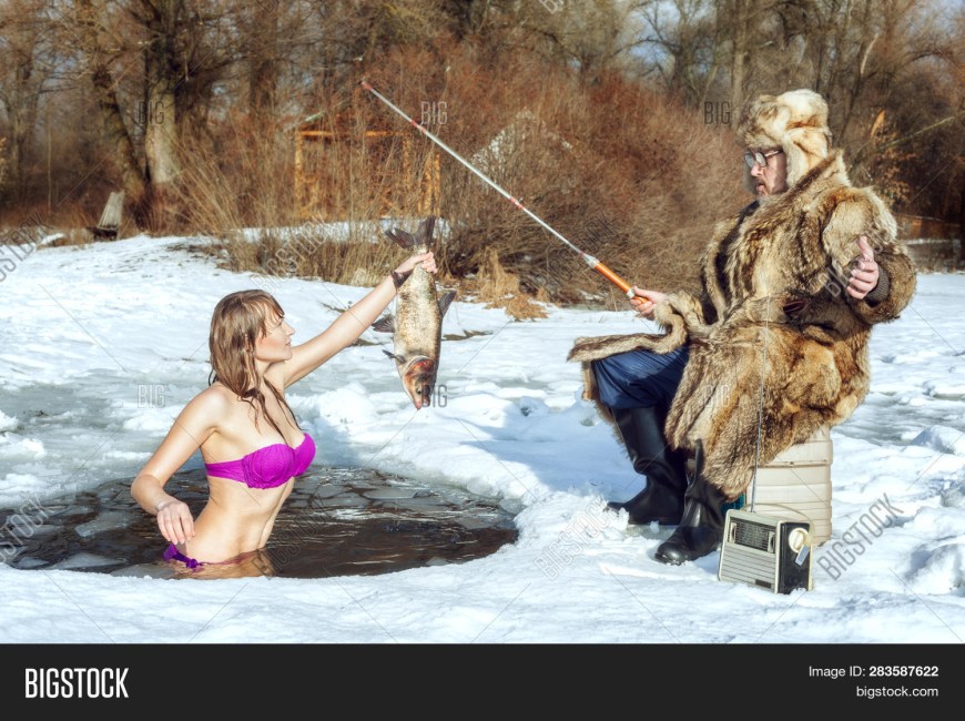 Девушки на зимней рыбалке