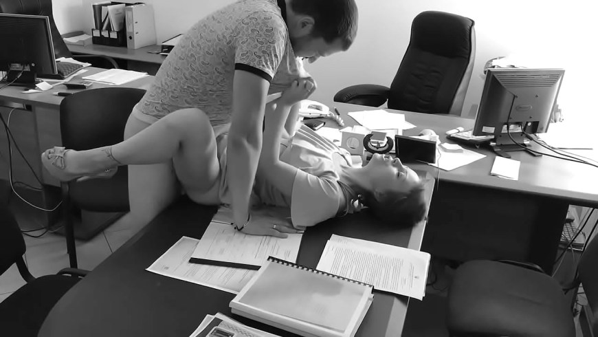 Начальница наказала секретаршу