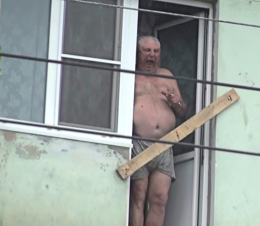 Батя закурил на балконе