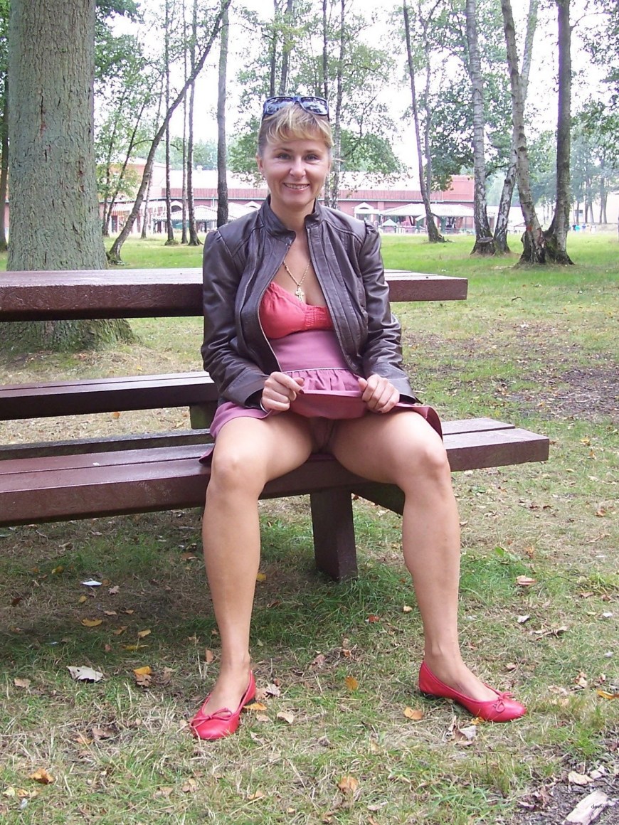 Зрелые на скамейке без трусиков