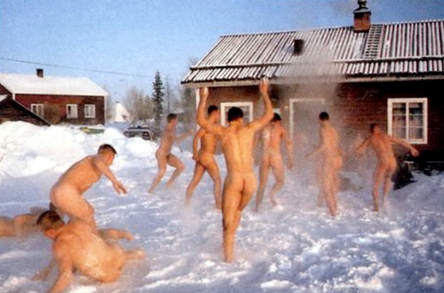 Голенькие из бани в снег