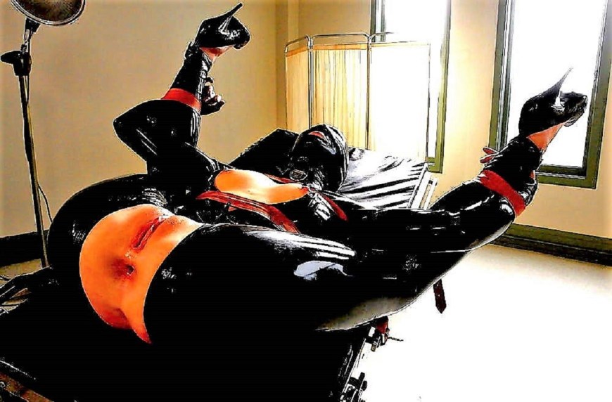 Девушка в латексном костюме bdsm