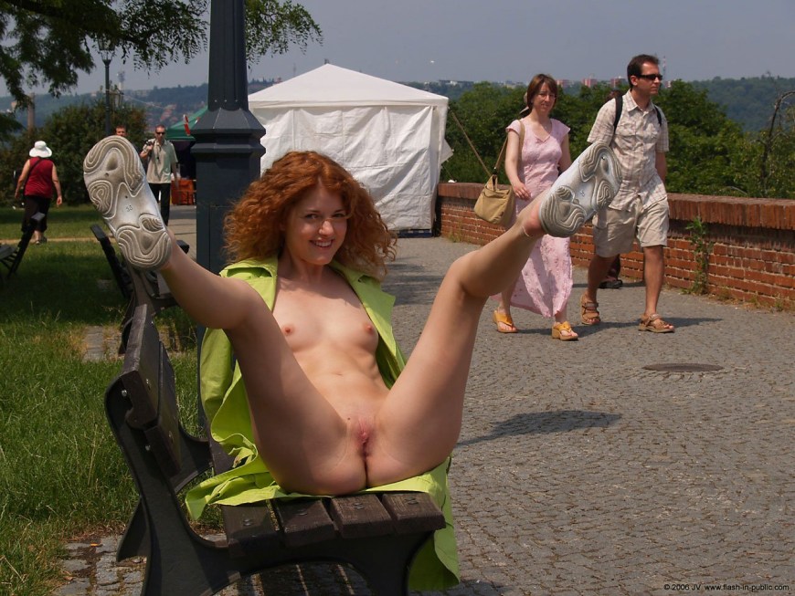 Женщины дразнят эксбиционист