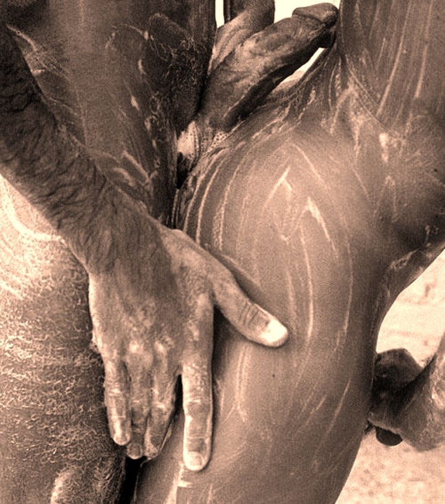 Трах в ванной в черно белом