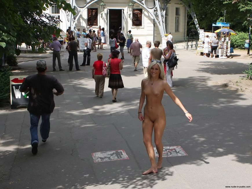 Прогулка голышом на людях