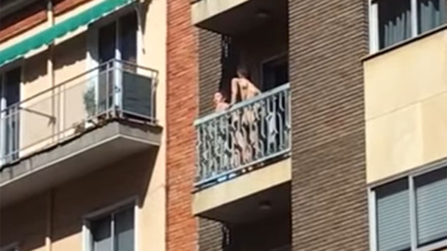 Сиськи лезут через балкон gif