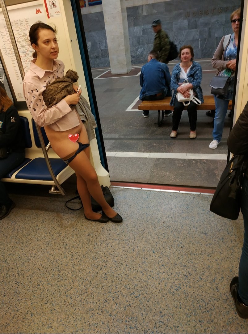 Женщина разделась в Московском метро