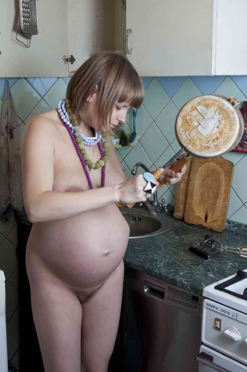 Голая жена на кухне беременная