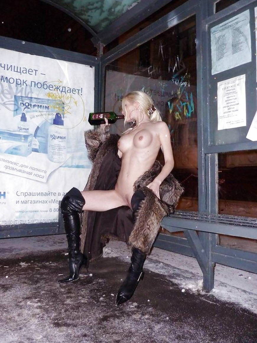 Голая на автобусной остановке