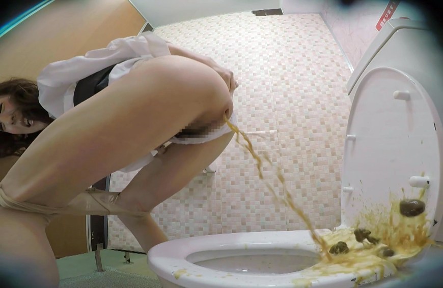 У девушки понос скрытая камера