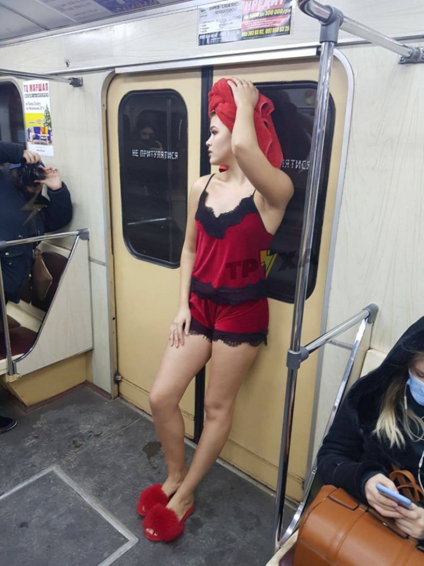 Девушки в метро