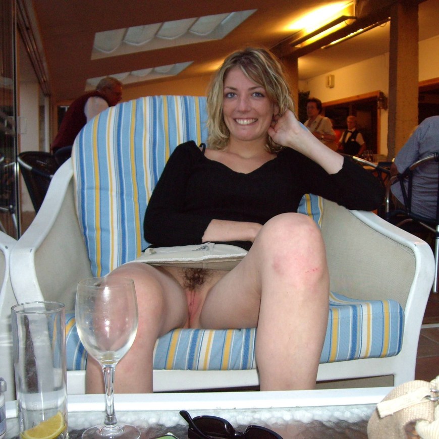 Женщины без трусов под юбкой