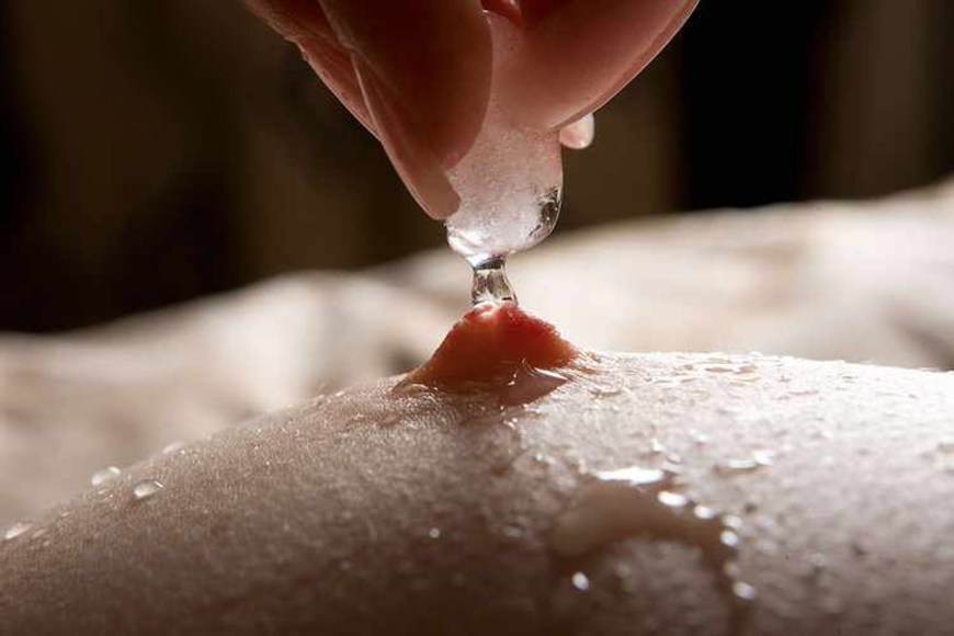 Женская грудь в каплях воды