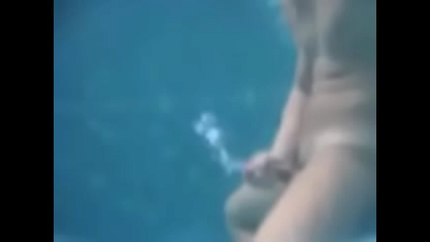 Член под водой