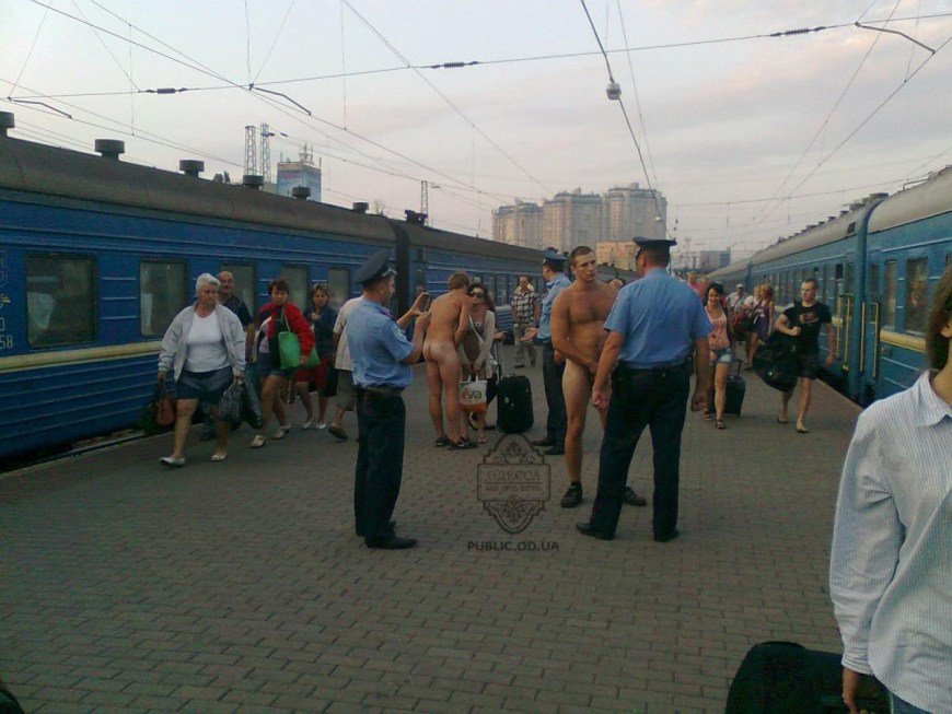 Голые мужчины на железной дороге