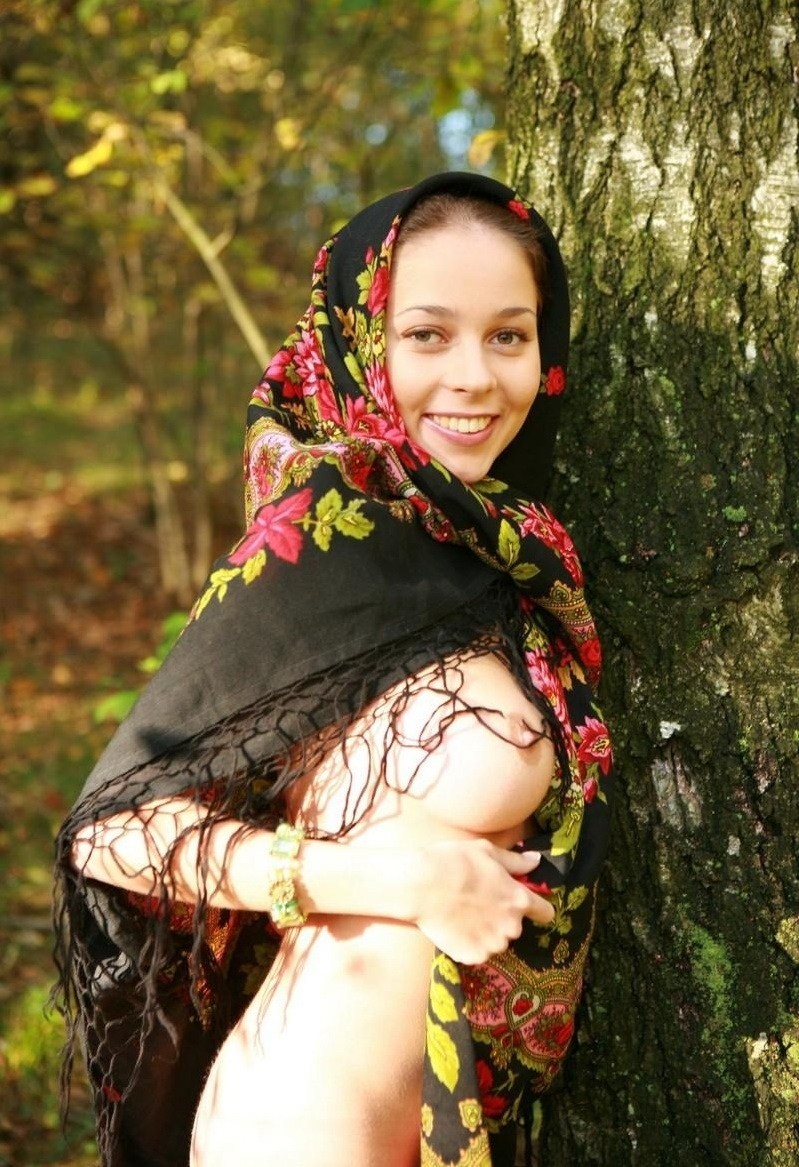 Голые женщины в платочках