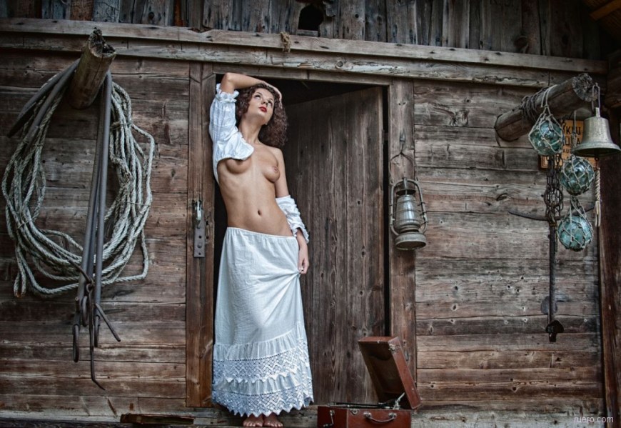 Фотосессия ню в деревенском доме