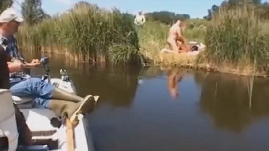 Гифижена друзья рыбалка трах