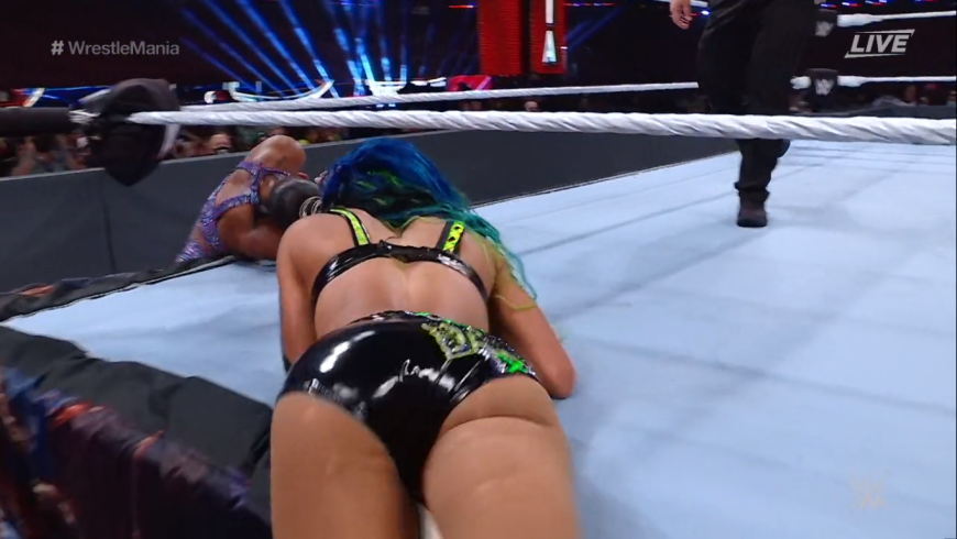 Sasha Banks попа