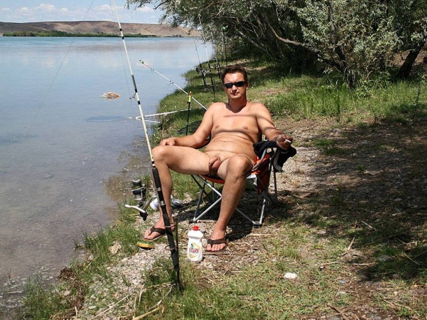 Мужики без трусов на рыбалке