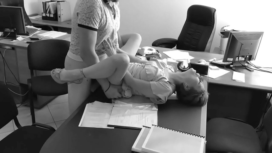Скрытая камера в офисе под столом