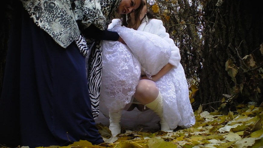 Писсинг в свадебном платье