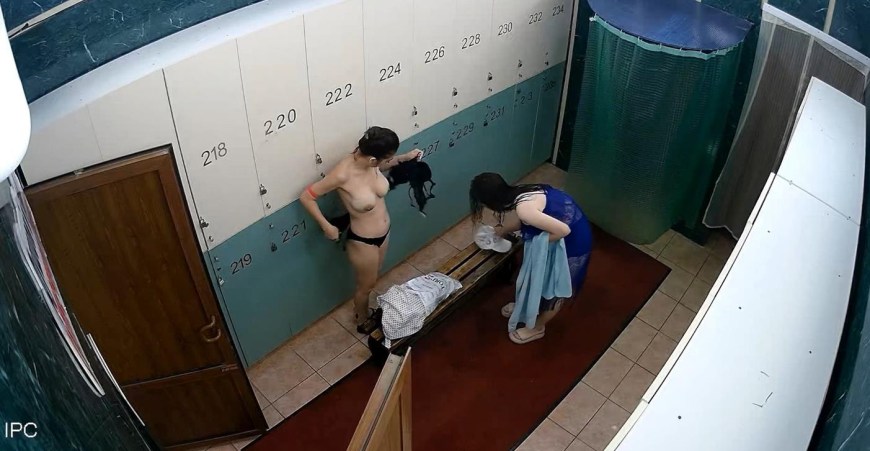 Голые кореянки в раздевалке в аквапарке
