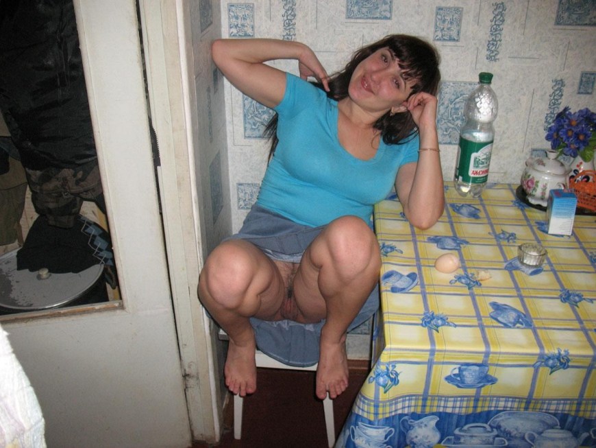 Пьяная зрелая в трусах
