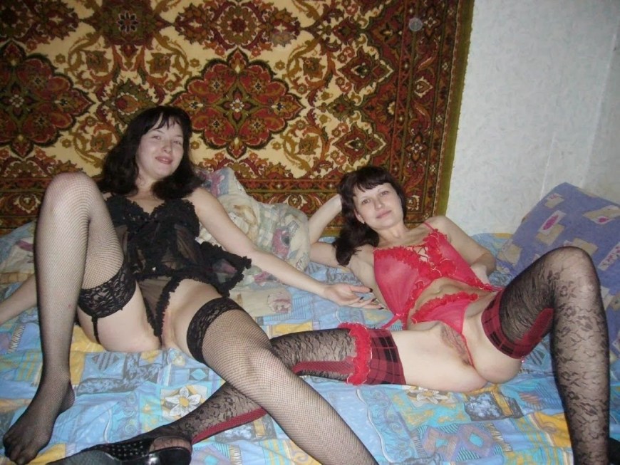 Подруги без трусов в чулках