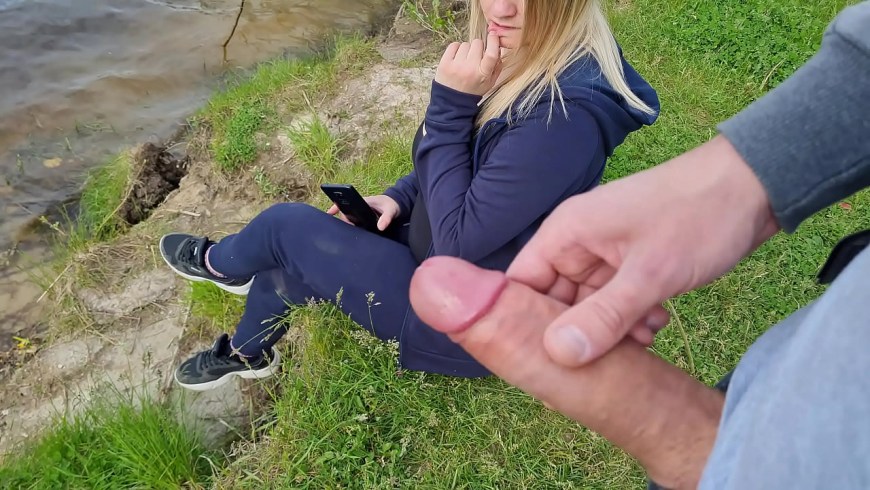 Подрочила незнакомцу на улице